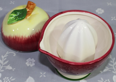 2 pieces of apple shaped ceramic juicer with lid