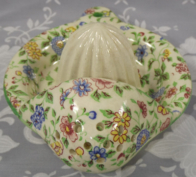 Multicoloured flowers on white Japanese strainer juicer front view