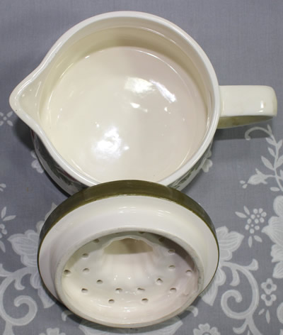 Showing the circular base of the reamer for a leaves and red berries juicer