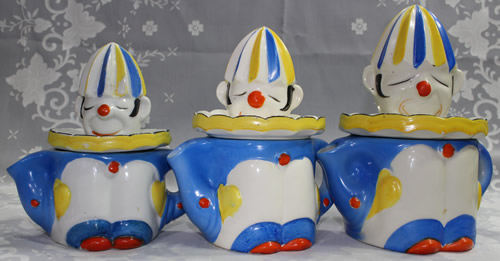 The basemark on a 5¼" blue, yellow and white clown juicer