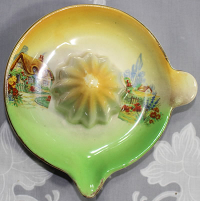 Top view of an English Scarborough souvenir juicer