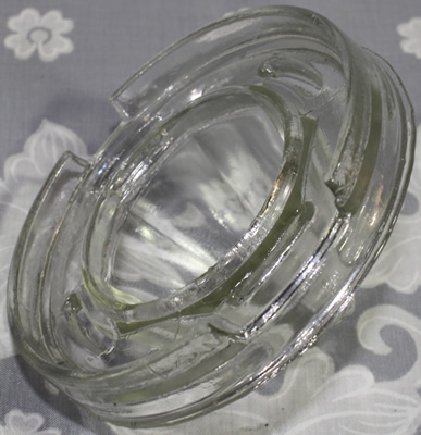 Gripping slots on reamer "Baby' glass juicer