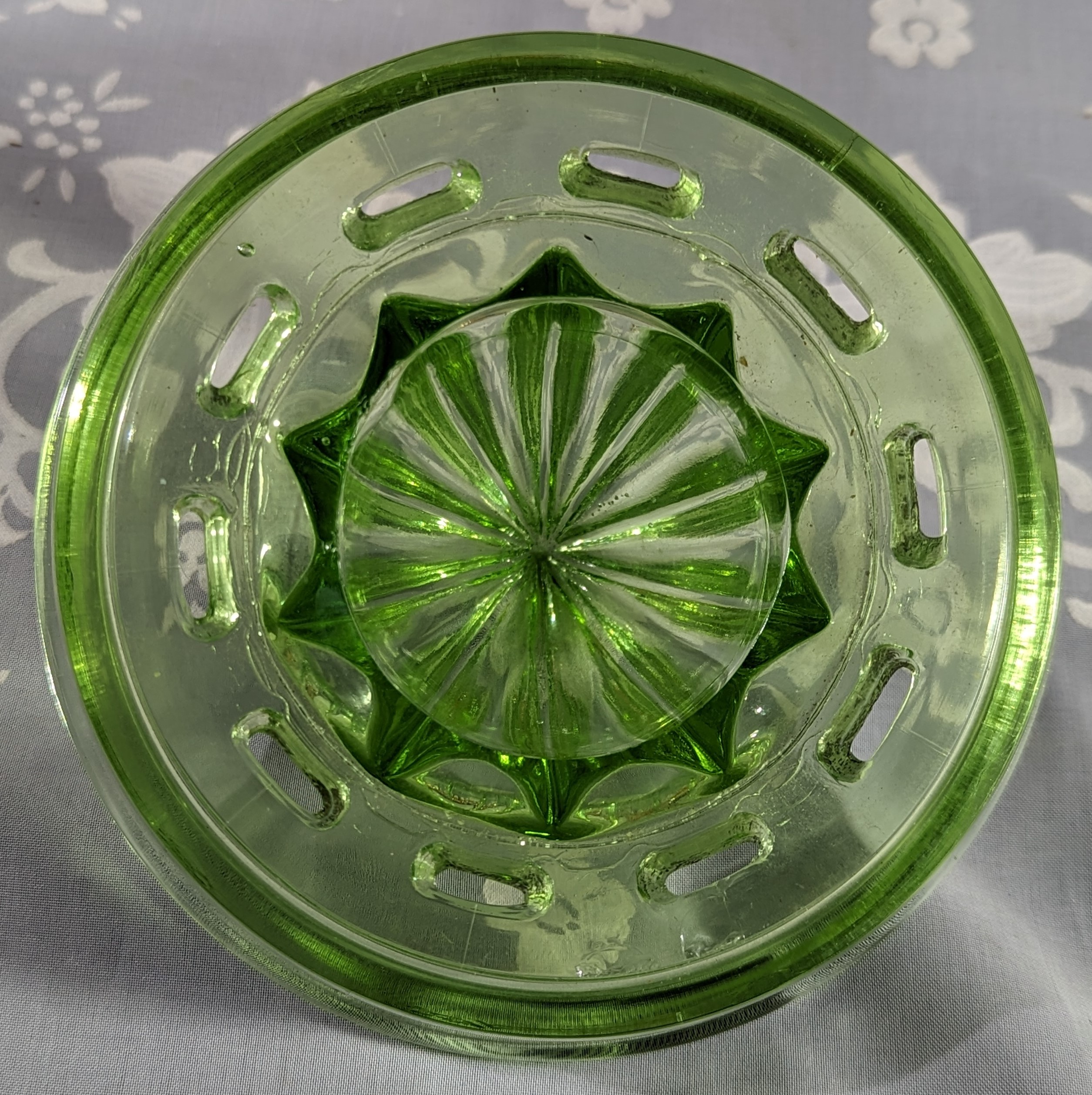 The reamer in this U.S. Glass Green glass snowflake 4 cup juicer