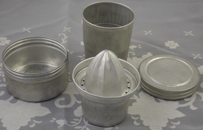 Aluminium collapsible cup showing juicer