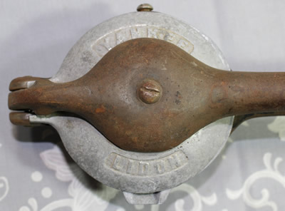 Yankee-Lidon on a squeezer juicer