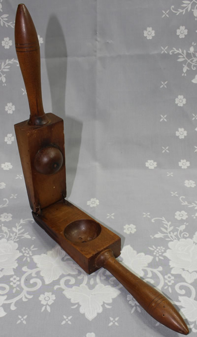 An open hinged wood hand squeezer juicer