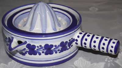 Labor Deruta blue on white pot like juicer