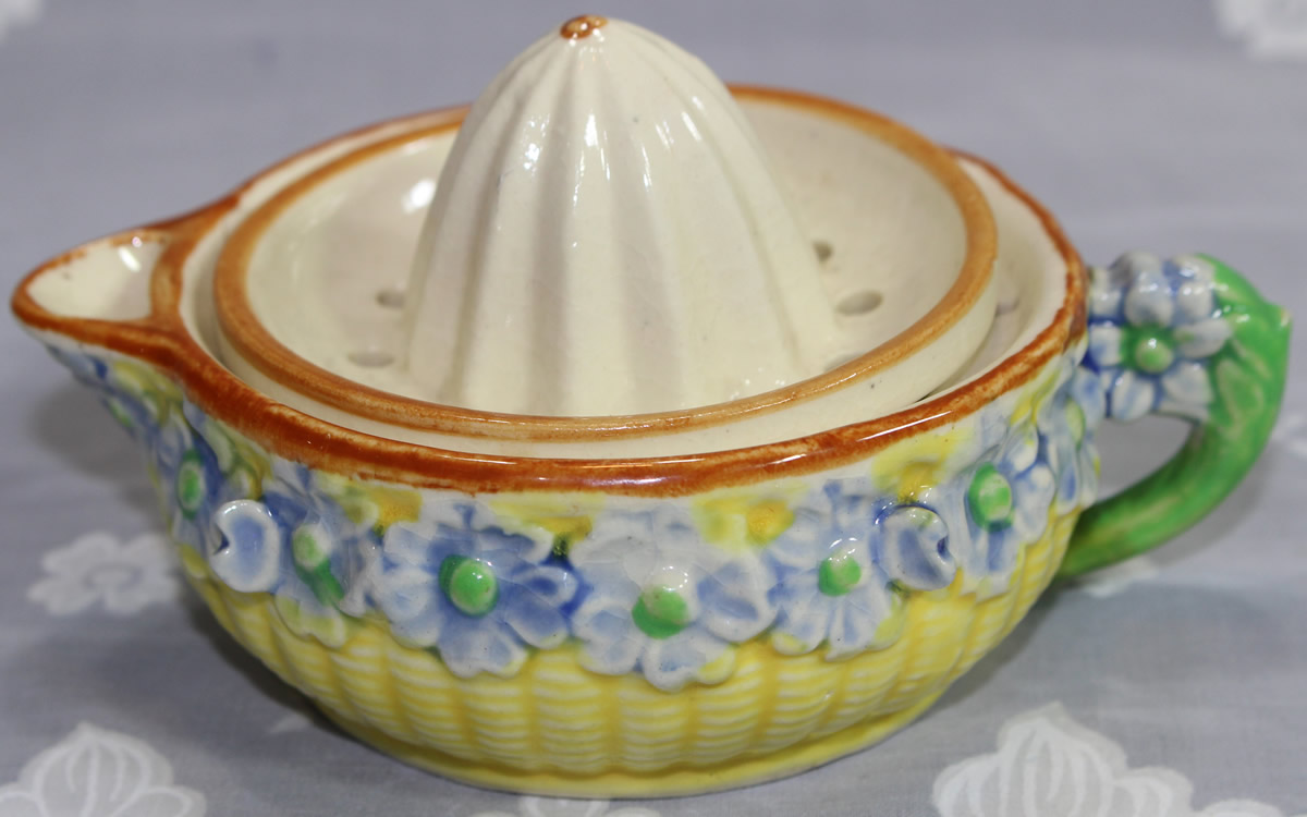 Blue flowers on yellow Maruhon Ware Ware ceramic juicer