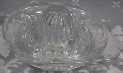 Diamond shapes on a large tab handle clear glass juicer
