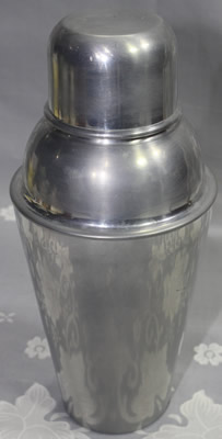 A 3 piece aluminium 8&frac12;" cocktail shaker with a juicer